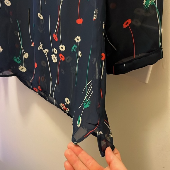 Banana Republic Navy Floral Blouse size medium - Picture 7 of 9